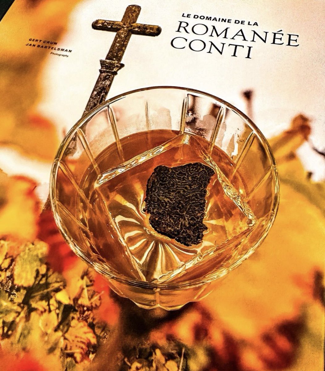 TheSamlingHotel's tweet photo. 🥃
The Samling ‘truffle’ old fashioned.
Woodford reserve infused with Wiltshire black truffle and bitters. 

•

#oldfashioned #classiccocktails #classicdrinks #whiskey #bitter #truffle #blacktruffles #whitetruffle #windermere #lakedistrict https://t.co/Wzwpl51u57