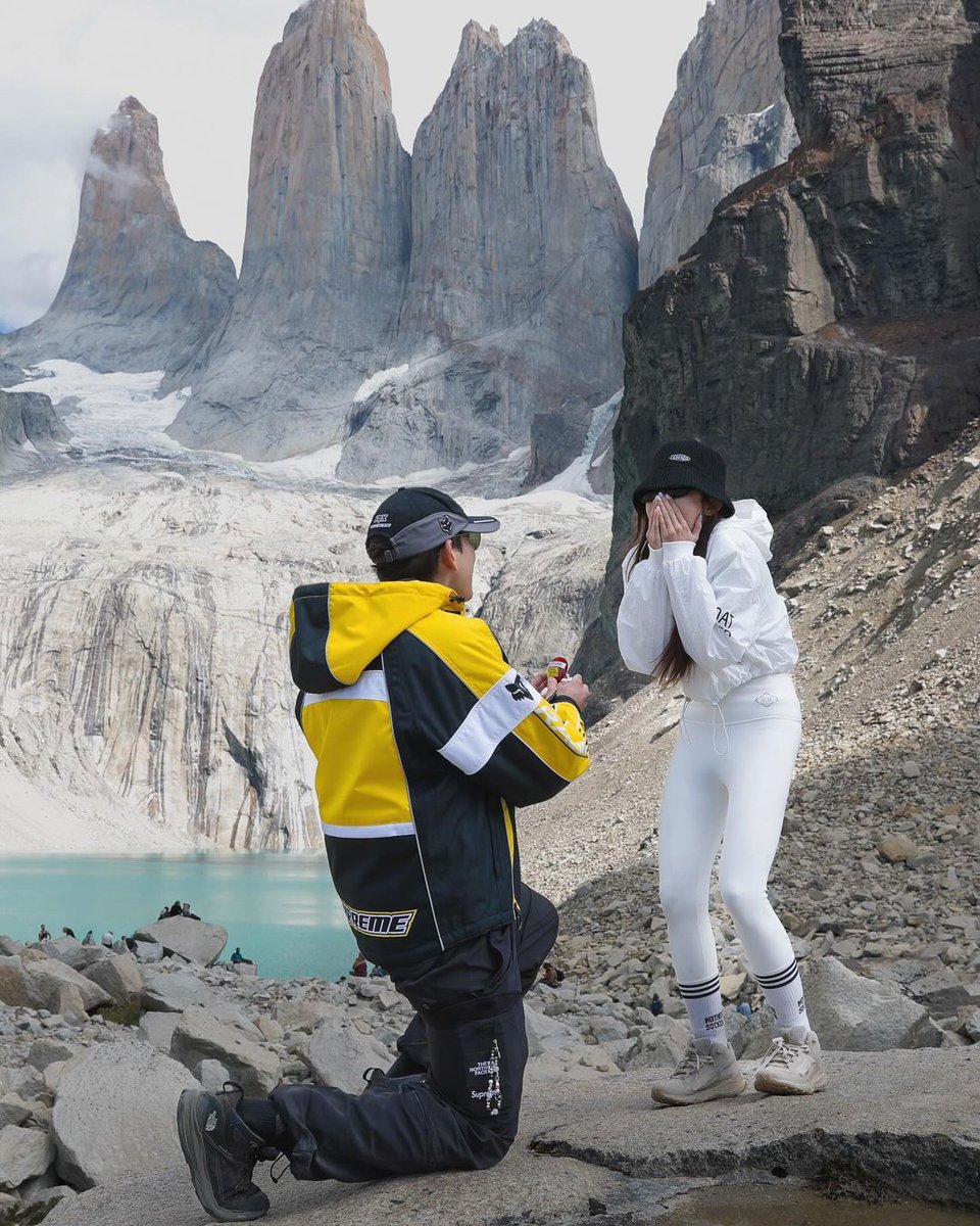 𝐀𝐄𝐑𝐈𝐓𝐇. 

karena salah satu kesayanganku dan muse lamaku (WJMILD) dilamar setelah bertahun-tahun gak umbar pacarnya, aku mau giveaway sesuatu untuk OCRP only yah! syaratnya repost/rt tweet ini aja. 🥺💛 sama boleh doain belio juga dalam hati aja, good luck! 🥹🥹🥹