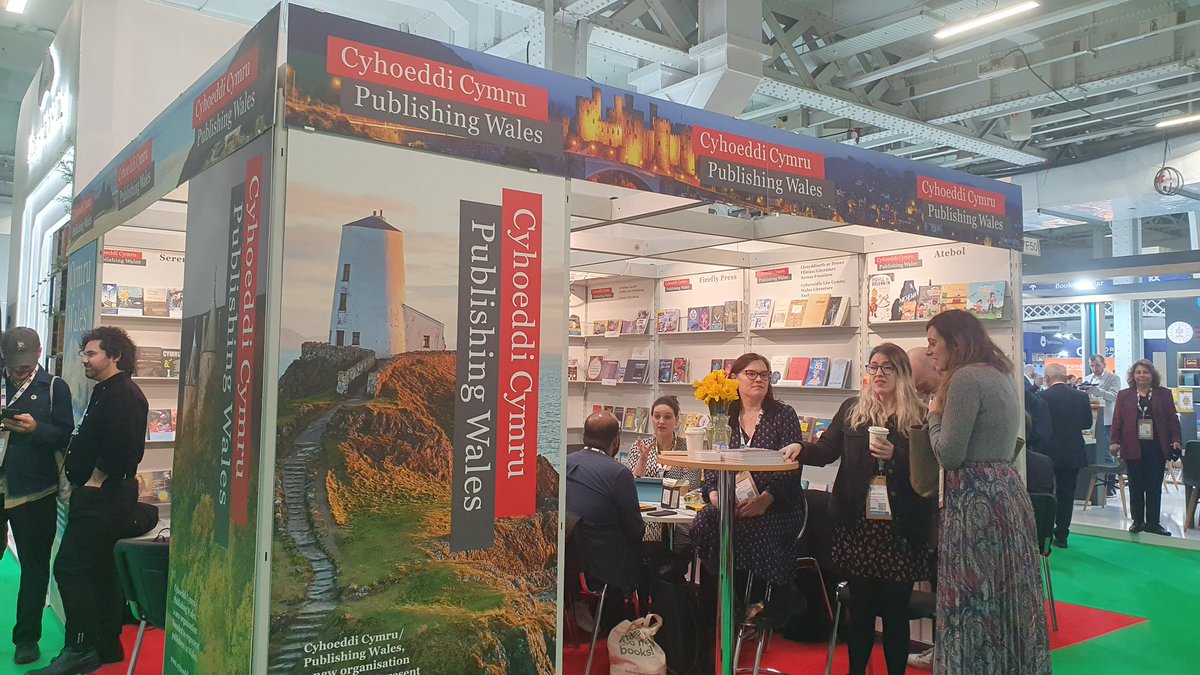 SarahJ_writer's tweet photo. Ces i amser wych yn y Ffair Lyfrau Llundain wythnos yma gyda cyhoeddwyr arall o Gymru 📚🏴󠁧󠁢󠁷󠁬󠁳󠁿

#LBF24 @LondonBookFair @PublishingWales @LlyfrauCymru @CymruGreadigol https://t.co/Wre1sSQuwB