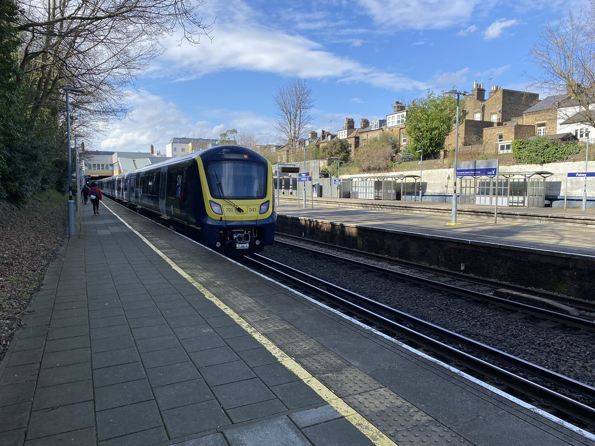 loypass_SCCar's tweet image. ✅ Putney
Courtesy of my first @SW_Help #Arterio. 🚈

Good things come to those who wait - these are genuinely comfy for suburban sets; and the BR-style window alignment doesn’t actually disappoint. #class701
