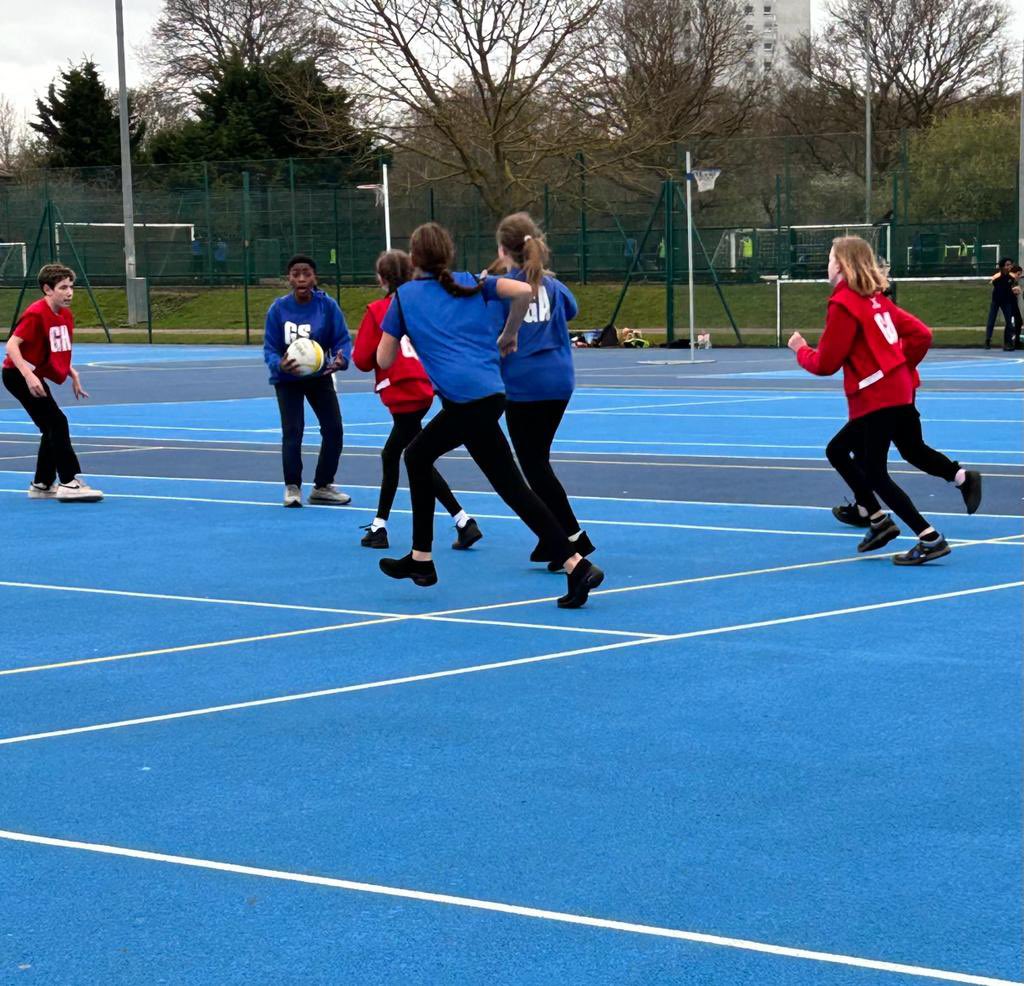 RosaryPrimary's tweet image. Children played tremendously well throughout the Netball Festival at Heathlands School. What a fun event!!
#netballcompetition 
#netballtraining 
#netballteam 🏐