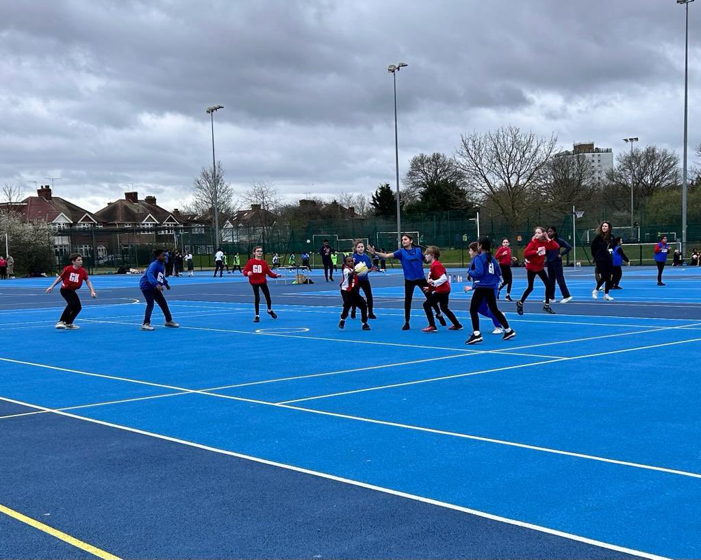 RosaryPrimary's tweet image. Children played tremendously well throughout the Netball Festival at Heathlands School. What a fun event!!
#netballcompetition 
#netballtraining 
#netballteam 🏐