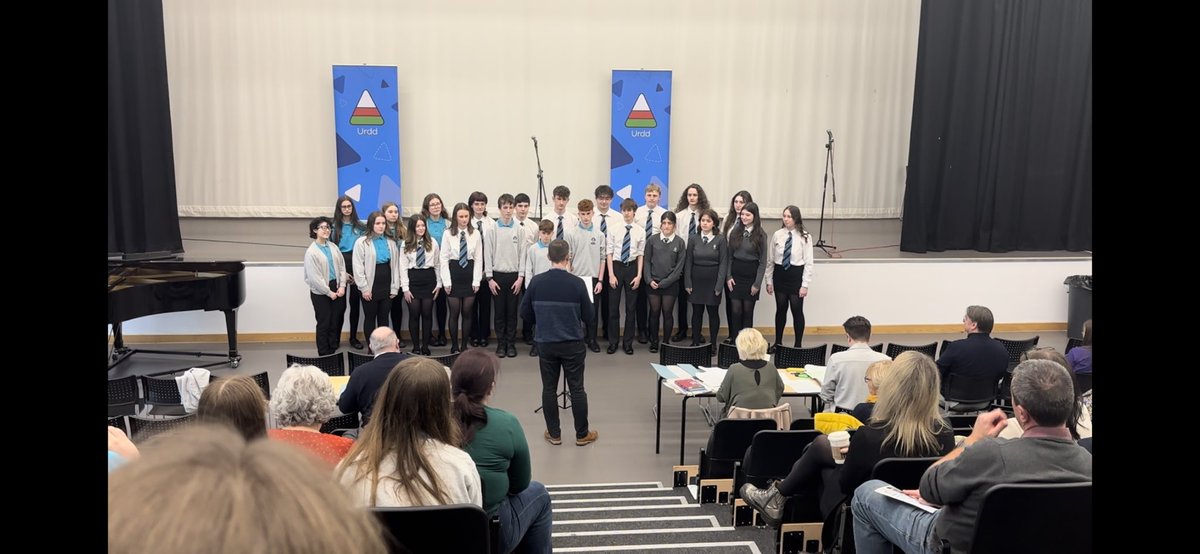 CelfMynYGGLlan's tweet photo. Llongyfarchiadau i’r dysgwyr am berfformiadau gwefreiddiol yn yr Eisteddfod Sir ddoe. Ymlaen i’r Genedlaethol mis Mai!👏🏻

Congratulations to the learners for their impressive performances in the Eisteddfod Sir yesterday. Onwards to the Genedlaethol in May!👏🏻 https://t.co/vnAgcB0wcQ