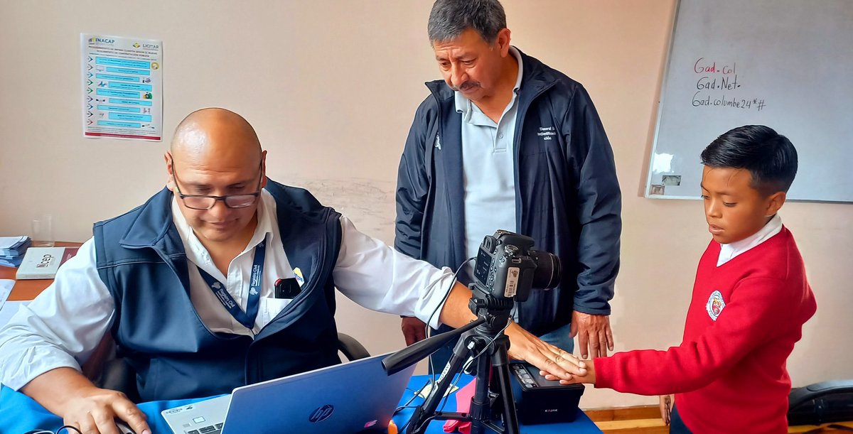 RCivil_Zona3's tweet photo. 🟢El equipo de brigadas móviles de @RegistroCivilec  llegó  a la comunidad de #Columbe #Chimborazo para una brigada de cedulación dirigida a moradores de este sector y así garantizar la identidad de más de 80 ciudadanos.

#ElNuevoEcuador🇪🇨 https://t.co/46peO8goSE