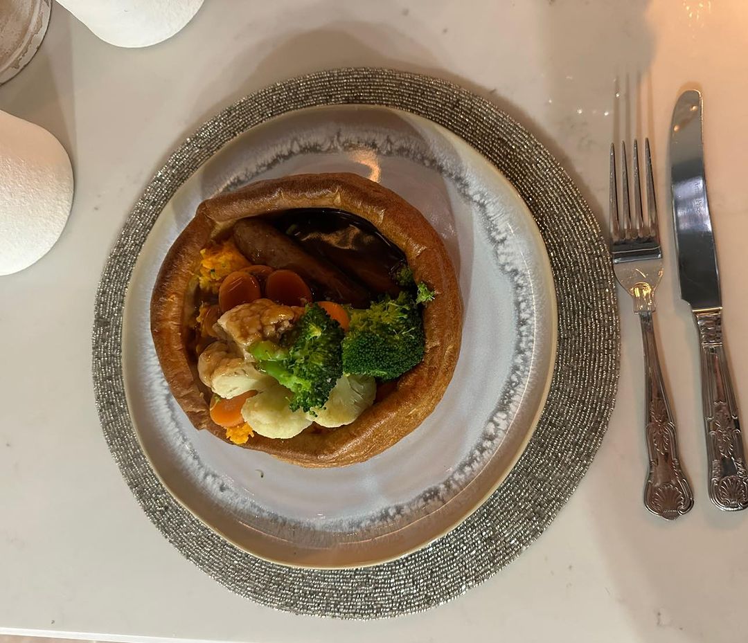 As winter draws to a close, why not enjoy a comforting meal like a filled Yorkshire pudding, complete with all the delicious trimmings?🍽️ There's no better way to bid farewell to the chilly season than with a hearty dinner! Instagram📸: supercar_princess #ArthurPrice #Cutlery