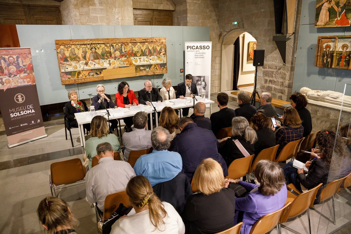 museusolsona's tweet photo. 🤓 Amb Carles Freixes, director del #MuseuSolsona; Emmanuel Guigon, director del @museupicasso; Sònia Blasco, cap del servei de Museus; Francesc Conesa, bisbe de #Solsona; Judit Gisbert, alcaldessa de Solsona; Claustre Rafart, comissària de la mostra.

📸 [@MarcRamonet] https://t.co/6d2QCW7lF9