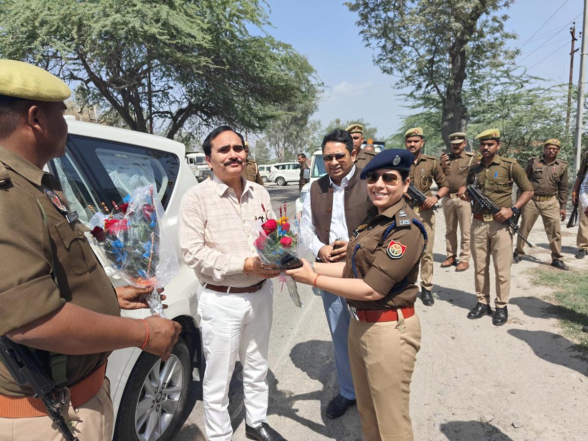 mahobapolice's tweet photo. आज दिनांक 14.03.2024 को श्रीमान आयुक्त महोदय चित्रकूटधाम द्वारा जनपद भ्रमण कार्यक्रम के दौरान #DMMBA व #SPMBA @IPSAparnaGupta के साथ आगामी लोकसभा सामान्य निर्वाचन-2024 के दृष्टिगत जनपद के संवेदनशील/अतिसंवेदनशील मतदेय स्थलों/बूथों का निरीक्षण/भौतिक सत्यापन किया गया।
🔸निरीक्षण के दौरान पोलिंग बूथों पर आवश्यक सुविधाओं की प्रति पूर्ति तथा मतदाताओं की सुविधा हेतु संबंधित विघालयों के प्राध्यापकों/बीएलओ से वार्ता कर उन्हे आवश्यक दिशा निर्देश दिए गए।
#LokSabhaElections2024