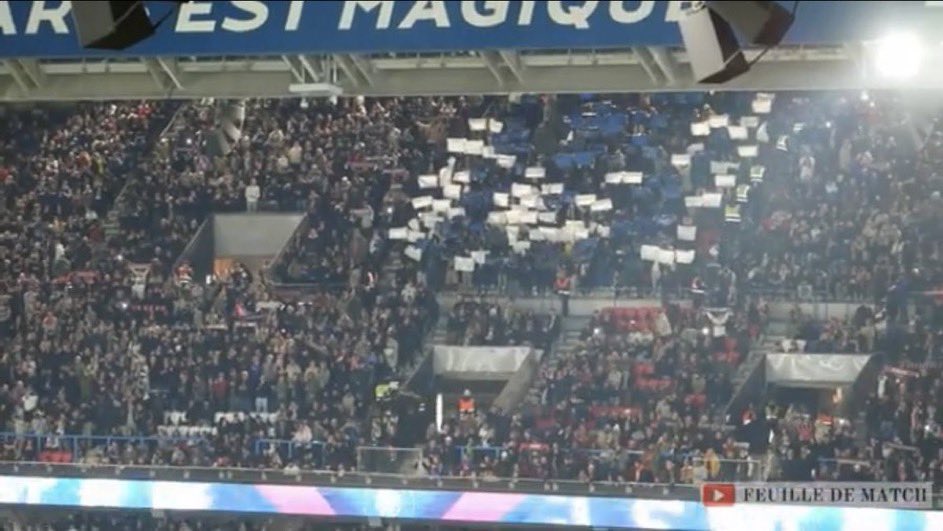 basilebilo's tweet photo. Anoche, en las gradas del estadio del PSG, los aficionados parisinos levantaron un tifo hecho en realidad por residentes de Marsella.

El tifo tiene los colores de Marsella y la letra M recuerda el logo de OM

¡Ni el club PSG ni su afición dicen haber hecho este tifo!

¡Los seguidores de OM han creado el troll más grande en la historia del fandom!

que humillacion