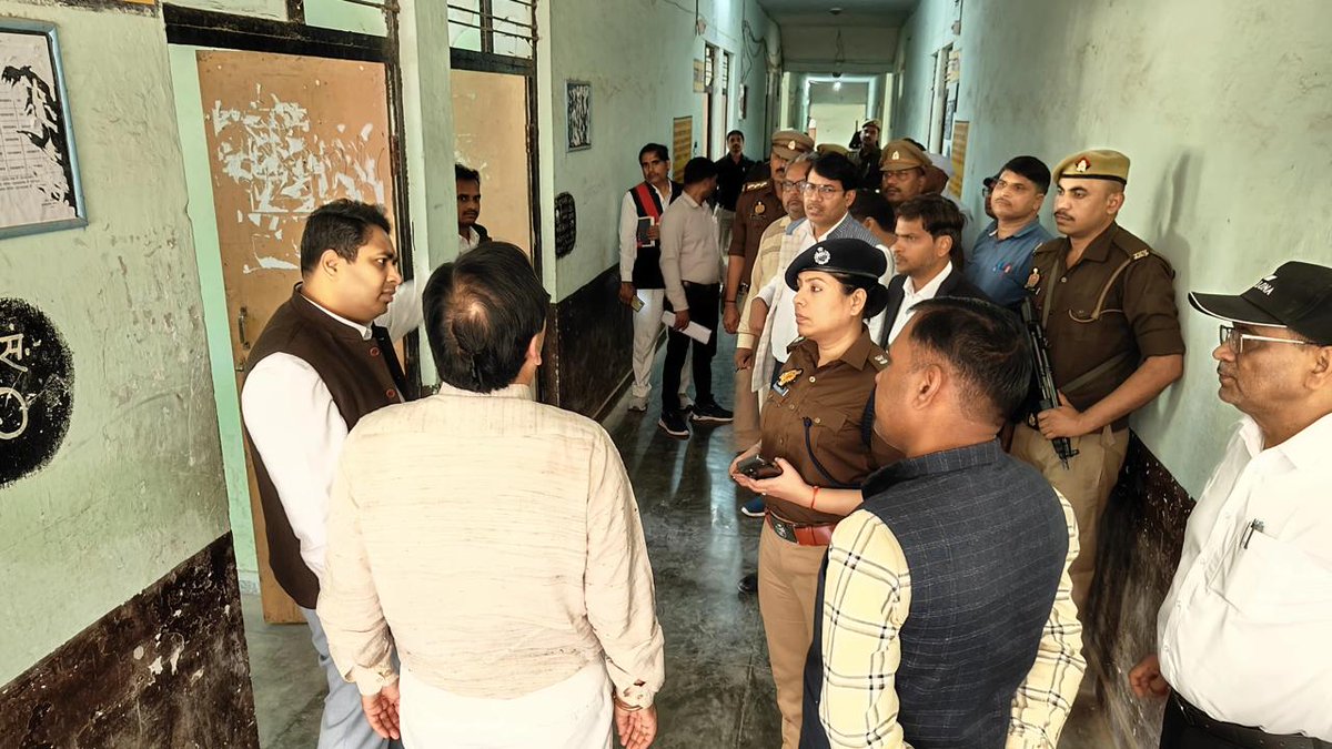 mahobapolice's tweet photo. आज दिनांक 14.03.2024 को श्रीमान आयुक्त महोदय चित्रकूटधाम द्वारा जनपद भ्रमण कार्यक्रम के दौरान #DMMBA व #SPMBA @IPSAparnaGupta के साथ आगामी लोकसभा सामान्य निर्वाचन-2024 के दृष्टिगत जनपद के संवेदनशील/अतिसंवेदनशील मतदेय स्थलों/बूथों का निरीक्षण/भौतिक सत्यापन किया गया।
🔸निरीक्षण के दौरान पोलिंग बूथों पर आवश्यक सुविधाओं की प्रति पूर्ति तथा मतदाताओं की सुविधा हेतु संबंधित विघालयों के प्राध्यापकों/बीएलओ से वार्ता कर उन्हे आवश्यक दिशा निर्देश दिए गए।
#LokSabhaElections2024