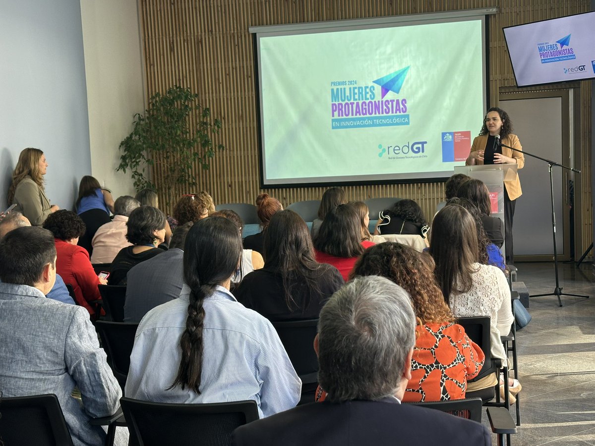 #VinculaciónUdeC: Paulina Assmann, <a href="/AlumniUdeC/">AlumniUdeC</a> y CEO de empresa SeQure Quantum -spinoff universitaria con tecnología #UdeC- recibió el Premio 2024 "Mujeres Protagonistas" en la categoría emprendimiento tecnológico, reconocimiento que entregó <a href="/inapichile/">INAPI</a> y <a href="/RedGTChile/">Red de Gestores Tecnológicos de Chile</a> en Santiago.