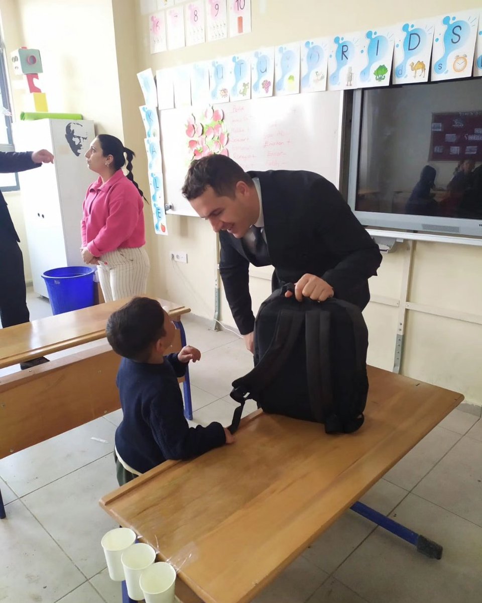 karacobanmem's tweet photo. İlçe Kaymakamımız Sayın Hacı Kerim MERAL ve İlçe Milli Eğitim Müdürmüz Sayın Muhlis KARAKURT tarafından Maruf, Duman ve Karaköprü İlk/ortaokulu öğrencilerine çanta hediye edildi.@Erzurum_Mem @yakupyildiz024 @MuhlisKARAKURT @bilallyuksel @HalitALAGZ2 https://t.co/GUnpNGBdr3