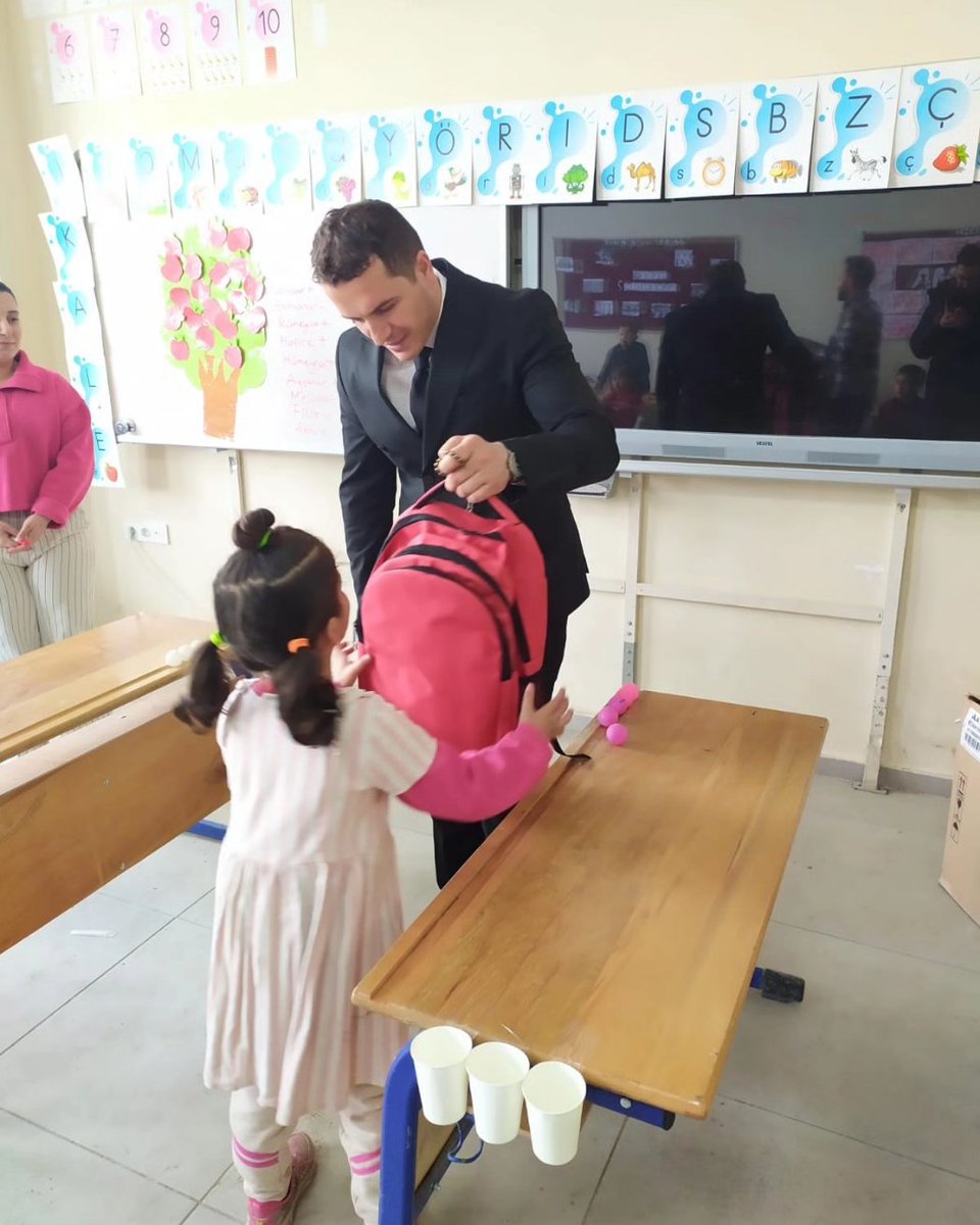 karacobanmem's tweet photo. İlçe Kaymakamımız Sayın Hacı Kerim MERAL ve İlçe Milli Eğitim Müdürmüz Sayın Muhlis KARAKURT tarafından Maruf, Duman ve Karaköprü İlk/ortaokulu öğrencilerine çanta hediye edildi.@Erzurum_Mem @yakupyildiz024 @MuhlisKARAKURT @bilallyuksel @HalitALAGZ2 https://t.co/GUnpNGBdr3