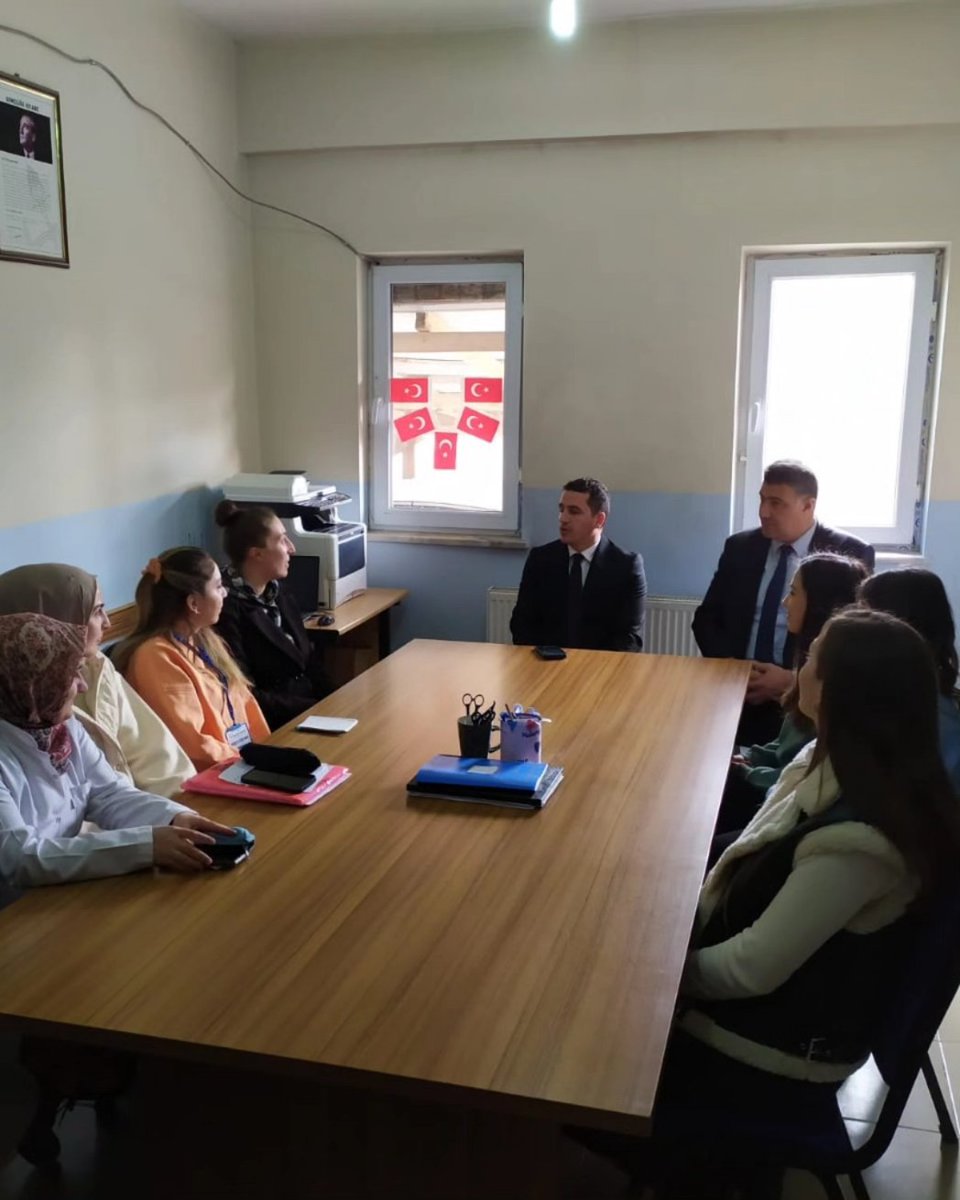 karacobanmem's tweet photo. İlçe Kaymakamımız Sayın Hacı Kerim MERAL ve İlçe Milli Eğitim Müdürmüz Sayın Muhlis KARAKURT tarafından Maruf, Duman ve Karaköprü İlk/ortaokulu öğrencilerine çanta hediye edildi.@Erzurum_Mem @yakupyildiz024 @MuhlisKARAKURT @bilallyuksel @HalitALAGZ2 https://t.co/GUnpNGBdr3