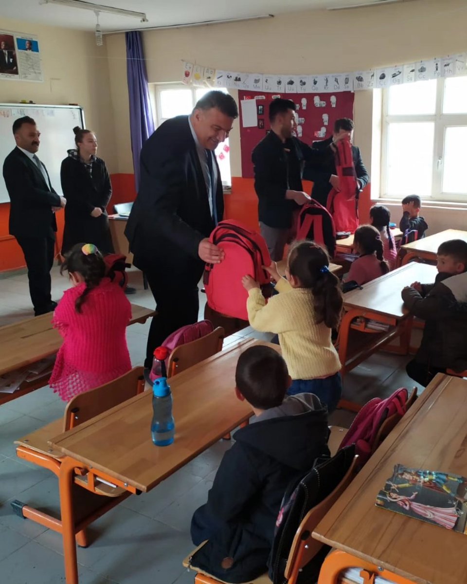karacobanmem's tweet photo. İlçe Kaymakamımız Sayın Hacı Kerim MERAL ve İlçe Milli Eğitim Müdürmüz Sayın Muhlis KARAKURT tarafından Maruf, Duman ve Karaköprü İlk/ortaokulu öğrencilerine çanta hediye edildi.@Erzurum_Mem @yakupyildiz024 @MuhlisKARAKURT @bilallyuksel @HalitALAGZ2 https://t.co/GUnpNGBdr3
