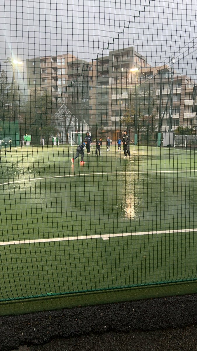 雨にも負けない⚽️
子どもの頃　雷鳴ってるのに　公園で⚽️蹴ってた頃の自分【12歳】を思い出しました。笑顔🙃から寒すぎて固まる🥹