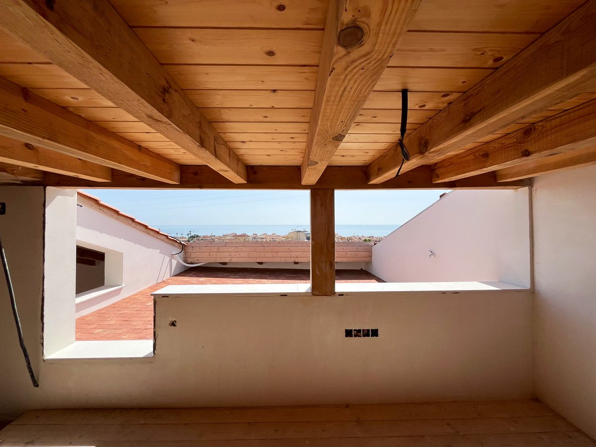 pablofarfan's tweet photo. Avanzamos con los acabados de la casa bioclimática de La Cala: yeso y pintura a la cal al interior, baldosa de barro, corcho y cal al exterior. La madera de sierra Bermeja madura y adquiere tonalidades cada vez más interesantes https://t.co/Npnb6BtJOL