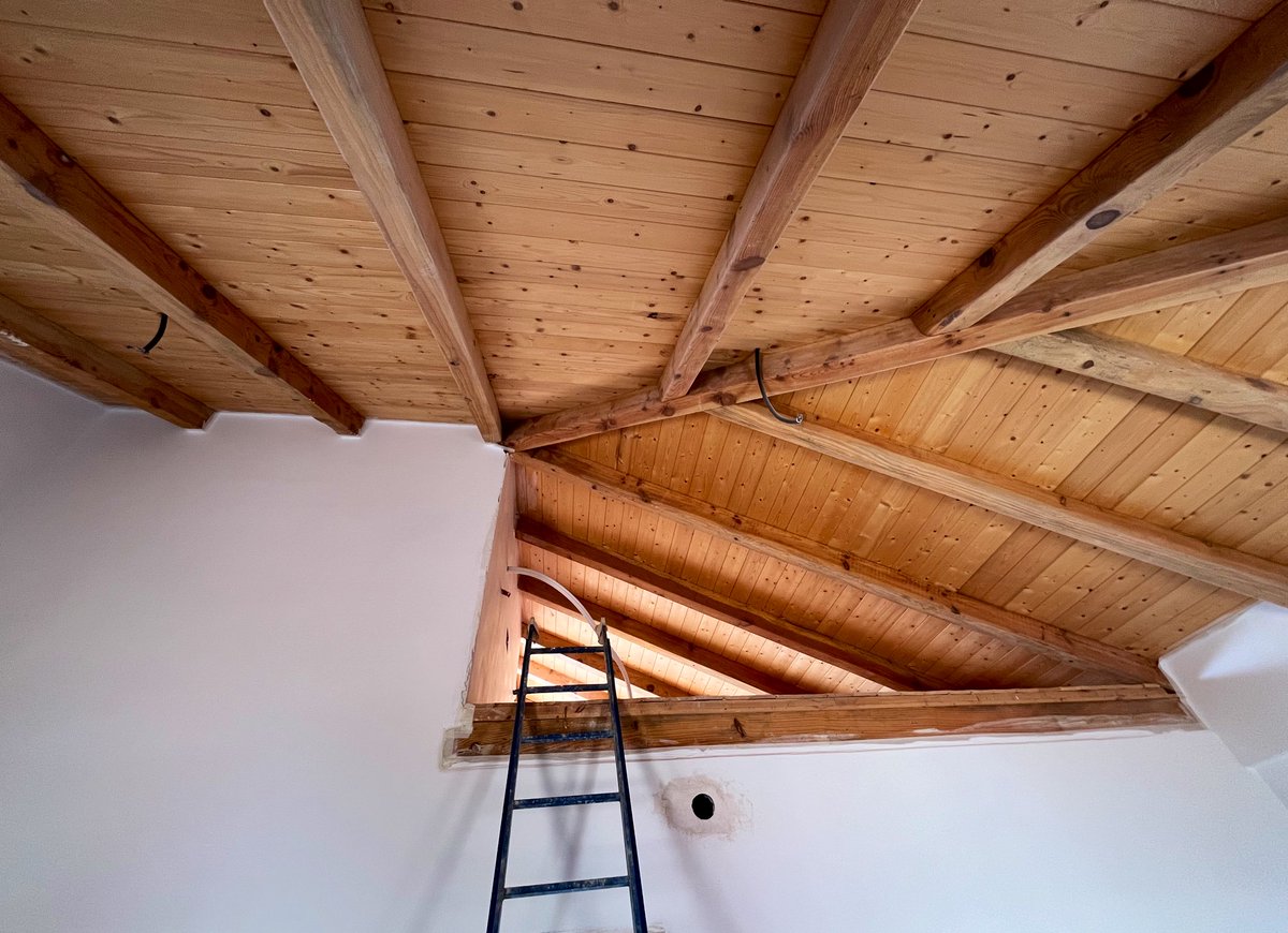 pablofarfan's tweet photo. Avanzamos con los acabados de la casa bioclimática de La Cala: yeso y pintura a la cal al interior, baldosa de barro, corcho y cal al exterior. La madera de sierra Bermeja madura y adquiere tonalidades cada vez más interesantes https://t.co/Npnb6BtJOL