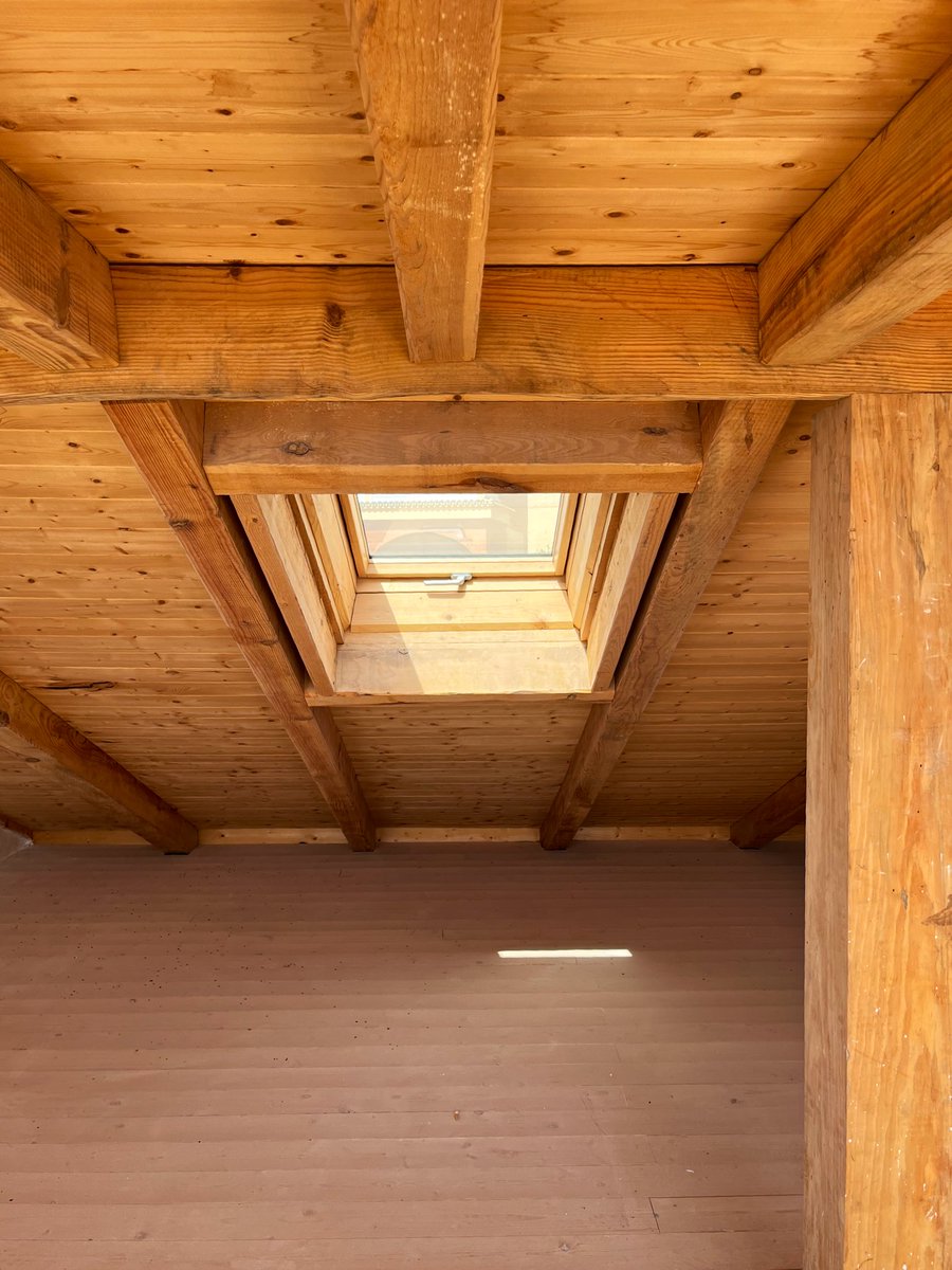 pablofarfan's tweet photo. Avanzamos con los acabados de la casa bioclimática de La Cala: yeso y pintura a la cal al interior, baldosa de barro, corcho y cal al exterior. La madera de sierra Bermeja madura y adquiere tonalidades cada vez más interesantes https://t.co/Npnb6BtJOL