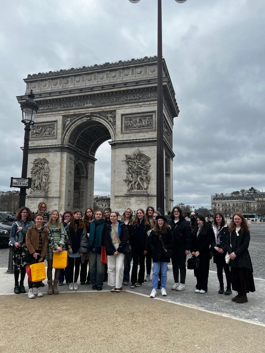 Our students are enjoying their time over in Paris! They've visited the Arc du Triomphe and we're so happy to see them enjoying every moment of this fantastic trip ❤️