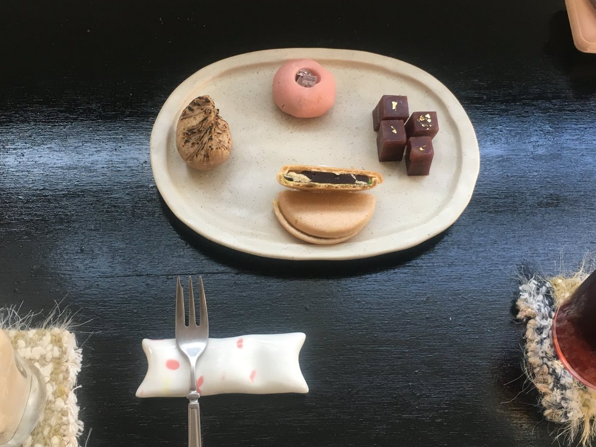 제주 @ 미띠포티하우스
티코스터를 고를 수 있게 해주시는
매우 다정한 찻집 ☕️