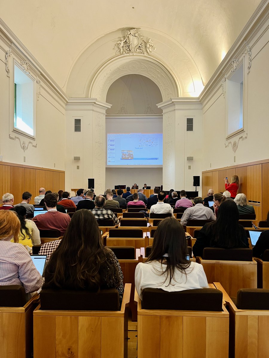 Live for the In Silico World #workshop! An international group of experts from academia, industry, and the regulatory/standardisation world is discussing the #regulatory challenges of #insilicotrials. All this in an amazing historic venue in Catania🇮🇹 @unict_it