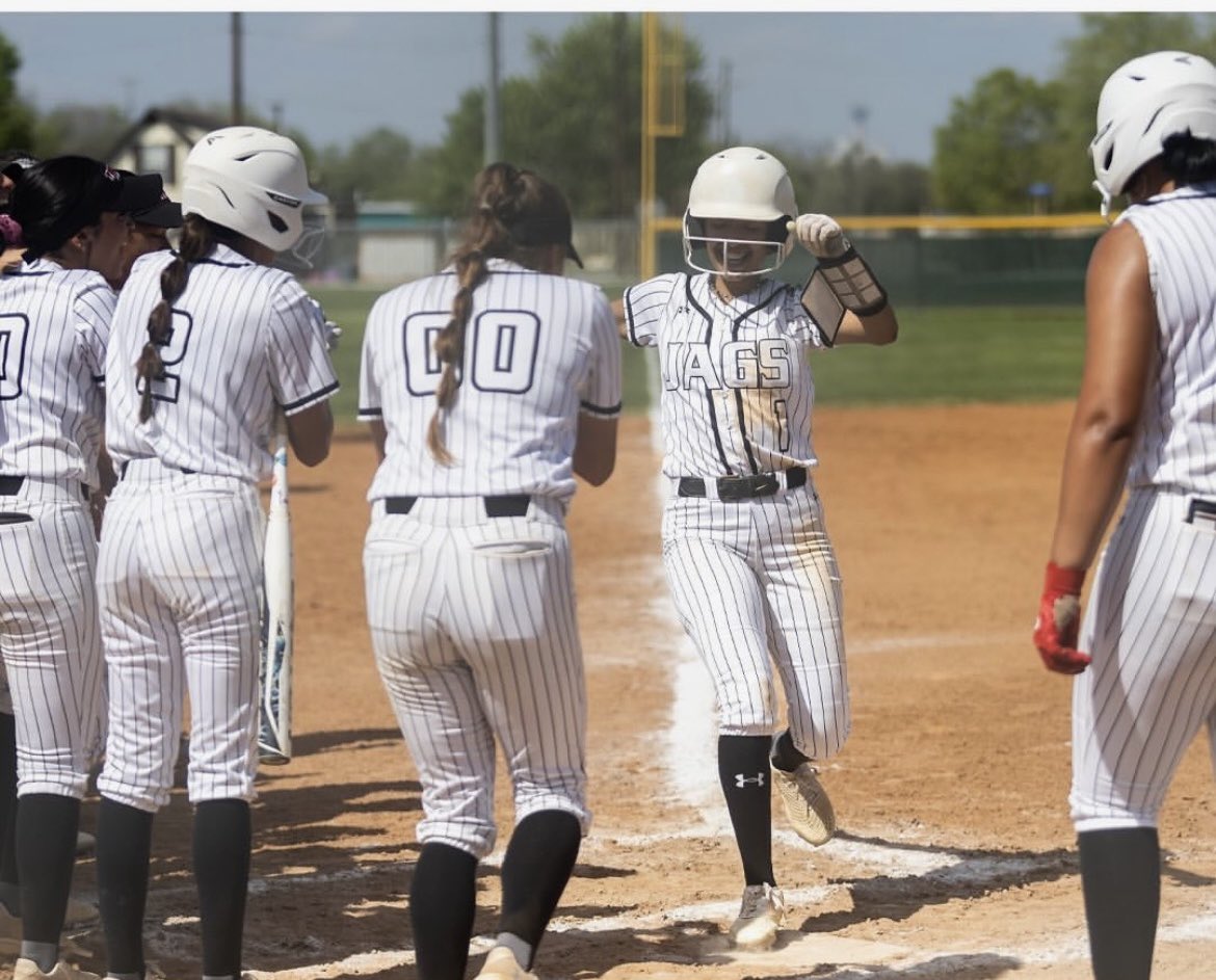 GloriaR0930's tweet photo. First homerun of our KROD in college!! Go Karina! https://t.co/ZhmMiqJQkl