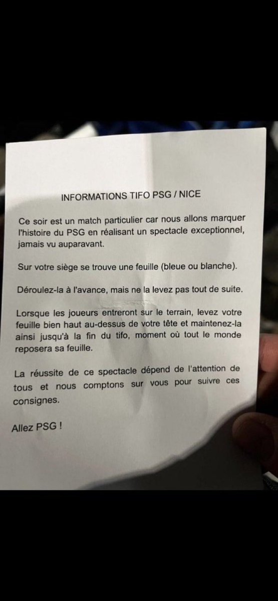 basilebilo's tweet photo. Στις εξέδρες του γηπέδου της PSG χθες το βράδυ, οπαδοί του Παρισιού σήκωσαν ένα tifo που έφτιαξαν πράγματι κάτοικοι της Μασσαλίας!

Το tifo είναι στα χρώματα της Μασσαλίας με το γράμμα M να θυμίζει το λογότυπο OM!

Ούτε ο σύλλογος της PSG ούτε οι οπαδοί του λένε ότι έφτιαξαν αυτό το tifo!

Οι υποστηρικτές του OM δημιούργησαν το μεγαλύτερο τρολ στην ιστορία του fandom!

Τι ταπείνωση!