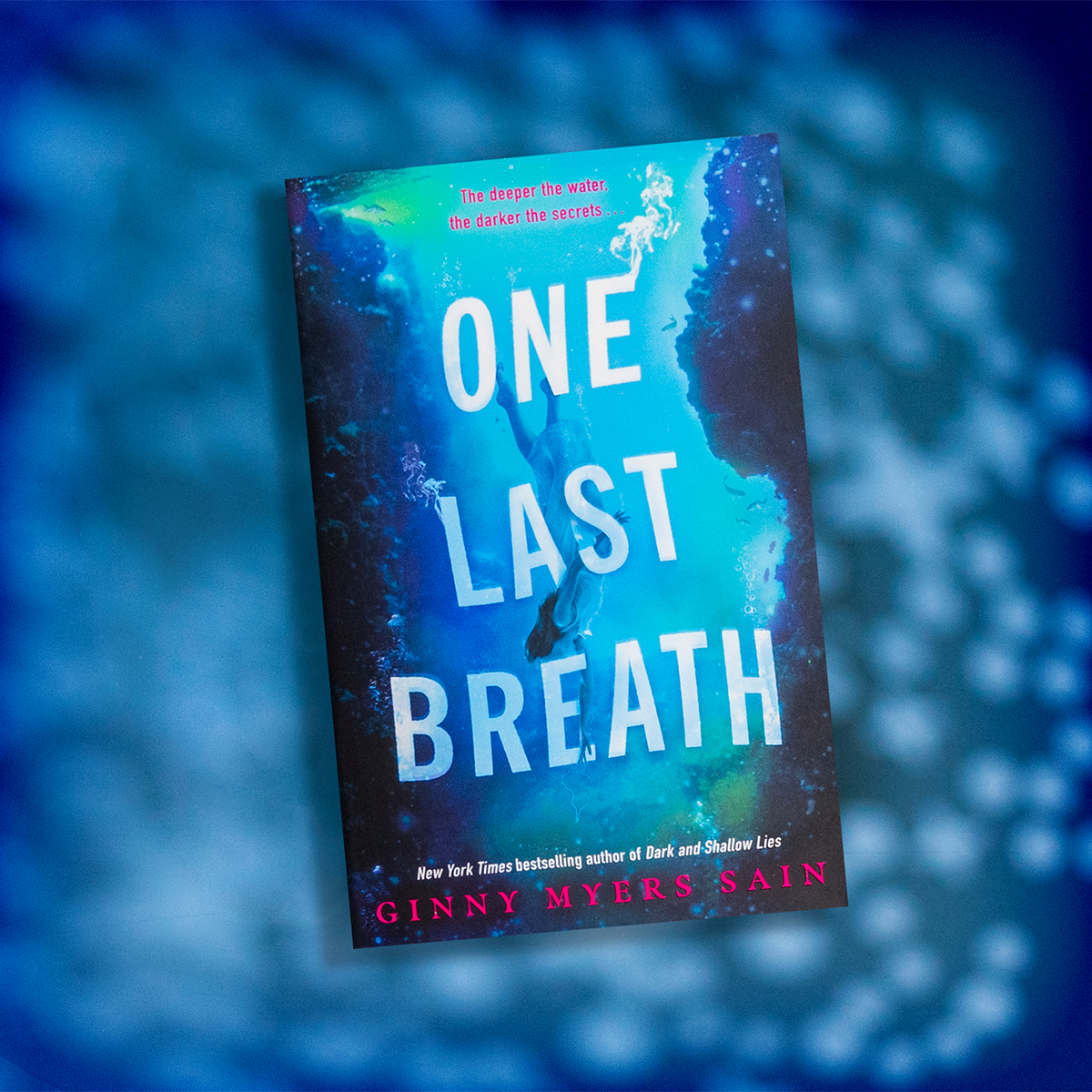💙 CALLING ALL MURDER MYSTERY GIRLIES 💙 If you like your thrillers with an atmospheric Florida setting and a dash of the supernatural, get your hands on One Last Breath by @stageandpage - OUT TODAY! ow.ly/crew50QT5wl