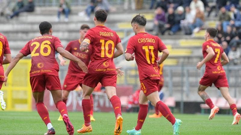 Una dipendente della #Roma è stata licenziata dal club lo scorso novembre, dopo aver subito un caso di revenge porn da un giocatore della squadra Primavera (anche se, ufficialmente, la motivazione della società è stata quella di "incompatibilità ambientale").

👇