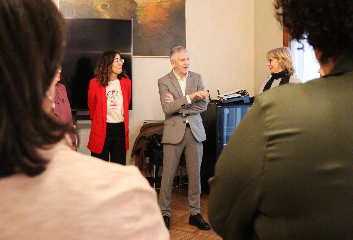 Grande-Marlaska se reúne con representantes de entidades relacionadas con la lucha contra la trata de seres humanos en la sede de <a href="/interiorgob/">Ministerio del Interior</a>

ℹ️ A la reunión ha asistido también Ana María Prejigueiro, directora del Gabinete de la Secretaría de Estado de Seguridad