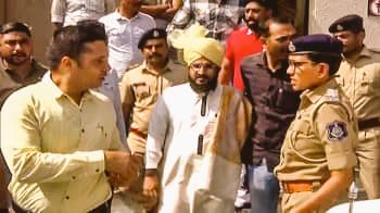 कहीं आप भुल तो नहीं गए हैं...
मुफ्ती सलमान अजहरी साहब अभी तक जेल में कैद है

जो मुफ्ती साहब के साथ है वो रिपोस्ट करके लिखिए #ReleaseSalmanAzhari