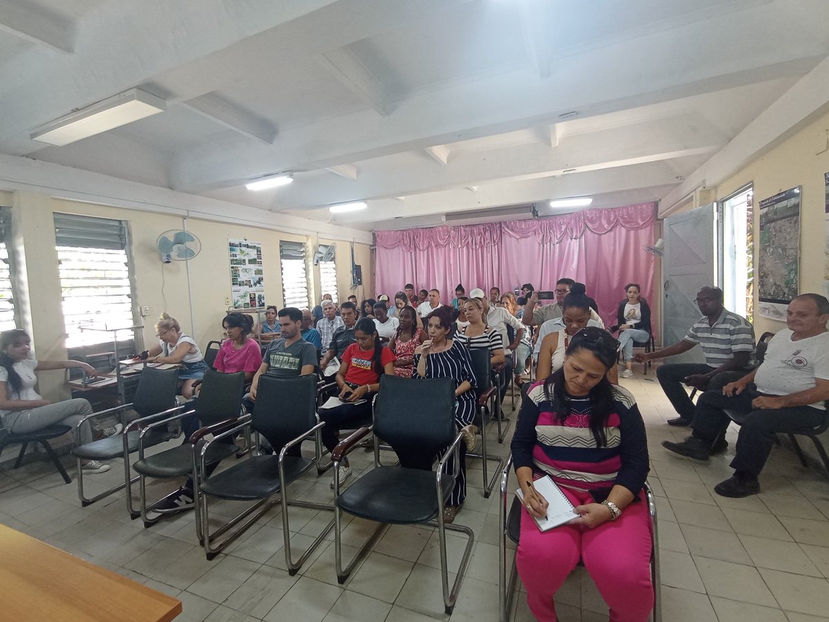 Delegacion47328's tweet photo. Se discute en la #DPOTU #PinardelRío el Material Político para Enrumbar la Economía desde la corrección de distorsiones: premisa para el 2024 en la que nos acompaña el Vicepresidente Primero del #INOTU🇨🇺 y Neilyn Pando funcionaria del gobierno.
#JuntarYVencer #UnidosXCuba https://t.co/L9HsamHqNd