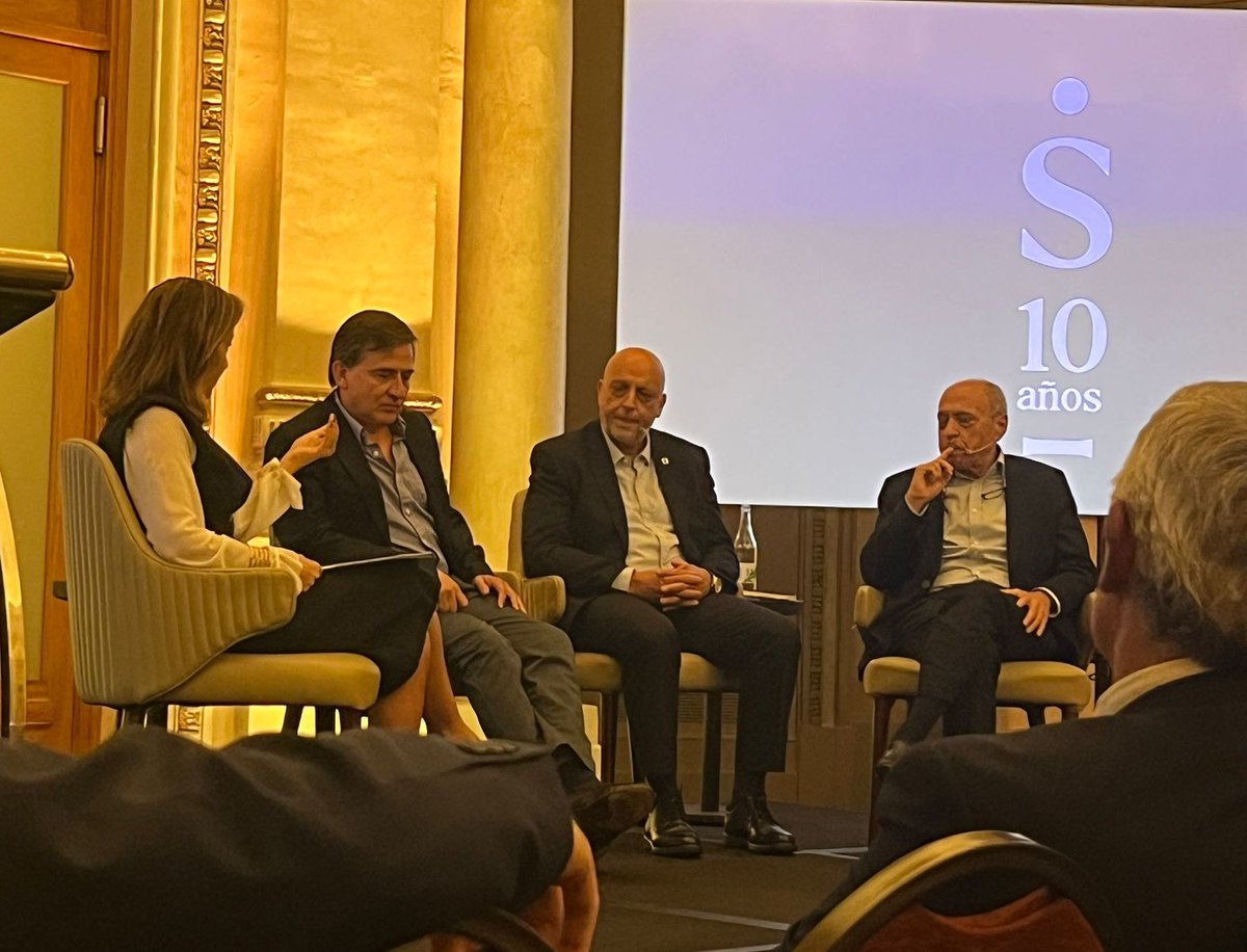 Ayer, en el marco de los 10 años de <a href="/Signo_uy/">SIGNO</a>, nos dimos el gusto de escuchar a Radi, Cohen y Paganini hablando sobre el rol de la comunicación durante la pandemia.

Genera admiración total su conocimiento, claridad, perfil bajo y capacidad de trabajo y aporte constante. Gracias!