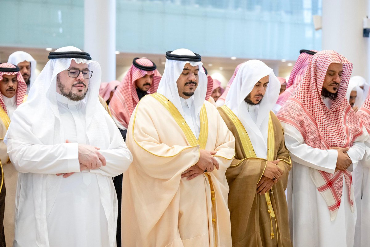 emara_alriyadh's tweet image. سمو نائب أمير منطقة الرياض يؤدي صلاة الميت على الشيخ عبدالله القصير -رحمه الله-.

#إمارة_الرياض

riyadh.gov.sa/#/home/news-de…
