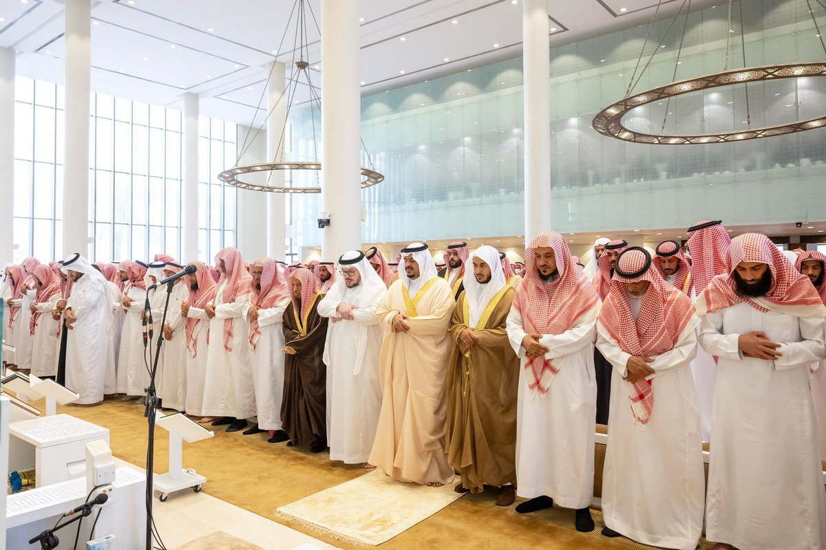 emara_alriyadh's tweet image. سمو نائب أمير منطقة الرياض يؤدي صلاة الميت على الشيخ عبدالله القصير -رحمه الله-.

#إمارة_الرياض

riyadh.gov.sa/#/home/news-de…
