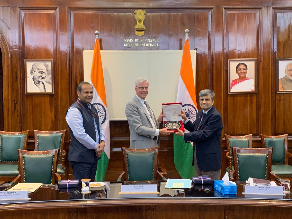 🇳🇱 Minister Marnix van Rij met with Secretary Ajay Seth & Add. Sec. Vivek Aggarwal @FinMinIndia . They exchanged views on #Internationaltax matters & reiterated long-standing 🤝on bilateral agreement to avoid #DoubleTaxation  

🇳🇱🇮🇳 Unlocking potential opportunities together.