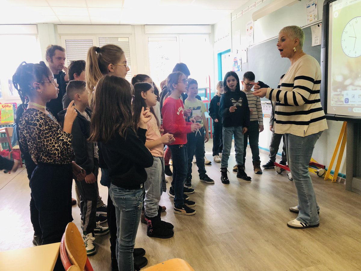 CPDmusique55's tweet photo. @DSDEN55 @daac_nancy_metz @INECCLorraine @55_verdun @IenBar Dabadoudwidap 🎤🎼Ça swingue à l’école de @ESouilly aujourd’hui ! Valérie Graschaire et Julien Jacques sont venus rendre visite aux élèves pour des séances de travail de chant jazz et d’improvisation vocale. https://t.co/ewHLM72QZS