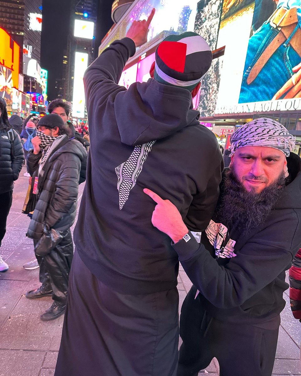 Taraweeh at Times Square 🤲🏼🌙 <a href="/wayoflifesq/">SQ</a> uare