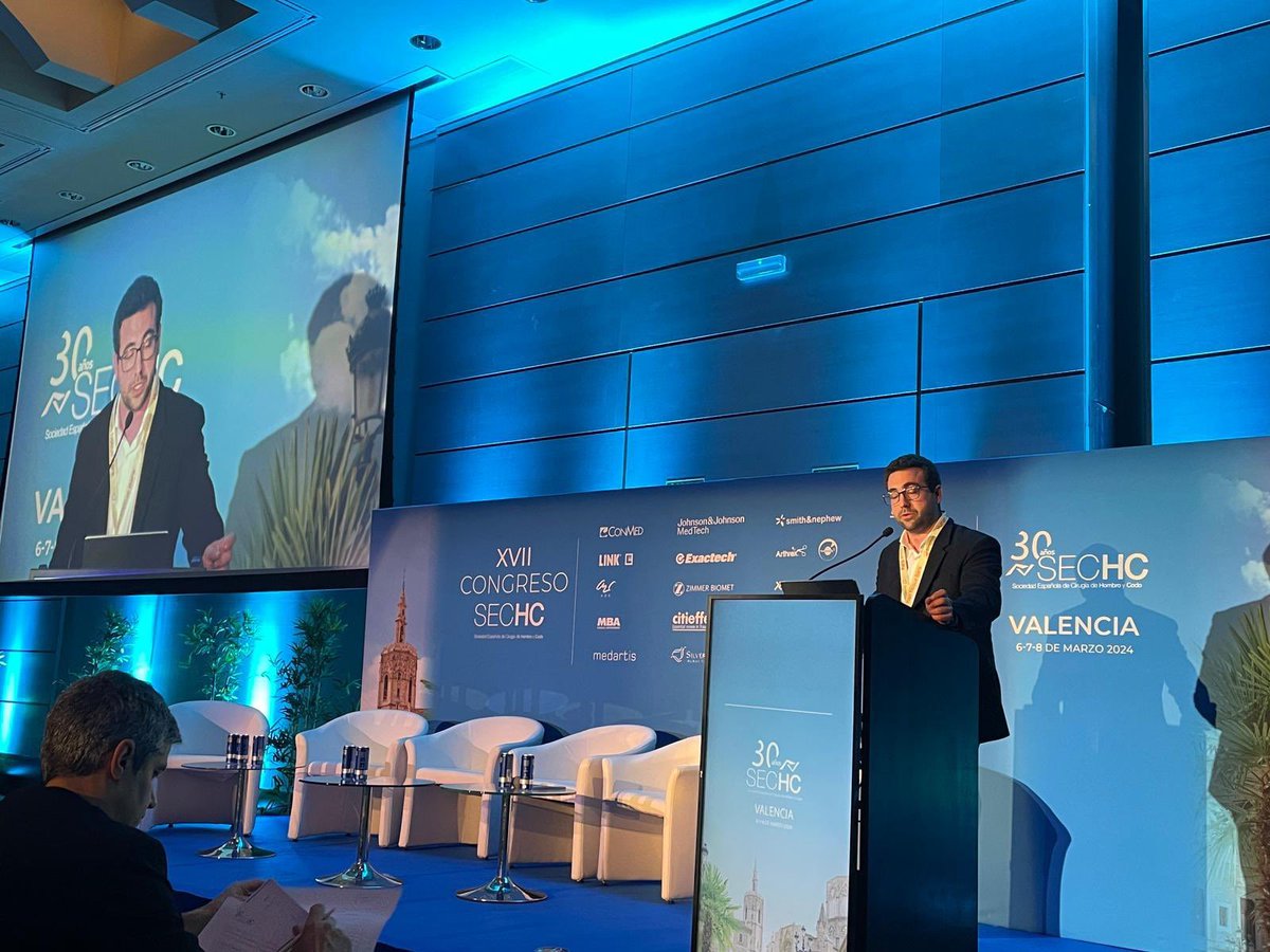 HospitalReus's tweet photo. El doctor @ferrando_albert, 👨⚕️ metge adjunt del Servei de Cirurgia Ortopèdica i #Traumatologia i Unitat d'Espatlla de l’@HospitalReus,🎖️ nomenat vicesecretari de la @sechc_oficial en el marc del XVII Congrés #SECHC24.
És un honor 🥰 tenir aquesta representació a nivell nacional. https://t.co/xmGfzqeJby