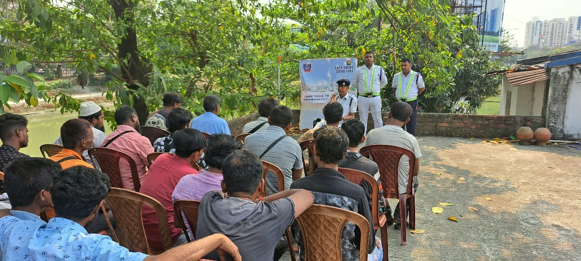 bidhannagarpc's tweet photo. 𝗥𝗼𝗮𝗱 𝗦𝗮𝗳𝗲𝘁𝘆 𝗔𝘄𝗮𝗿𝗲𝗻𝗲𝘀𝘀!
#SafeDriveSaveLives
Today as a part of "Safe Drive Save Life" campaign, an awareness programme was organised by Lake Town TG and Baguiati TG. Many Auto Rickshaw and E-Rickshaw pullers participated in the said programme. (1/2) https://t.co/1Y96Mmt0JK