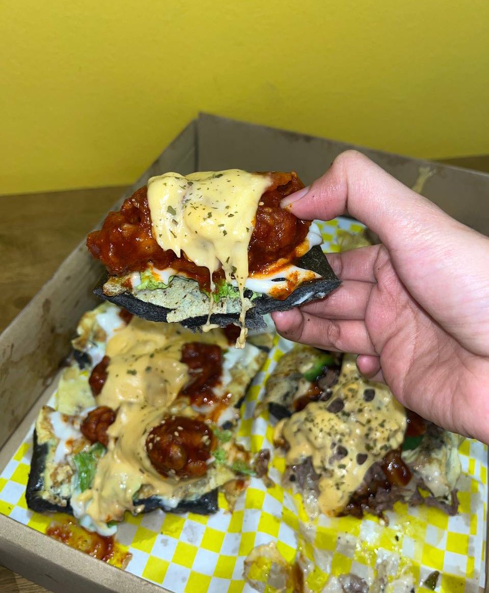 tattyhassan's tweet photo. Menu wajib ramadhan i, sebab dia ada setahun sekali jee

Ni Set Combo Roti John Bbq Lamb Cheesesteak + Roti John Korean Chicken ✨

Besar nak mampus sebab dia guna 12-inch roti Charcoal French Loaf

Yang lamb tu Australia Boneless Lamb Leg slow cooked for 3 hours topped with american style bbq sauce + cheese sauce on top 

Yang merah tu Boneless Chicken Chop disalut bersama spicy korean sauce + cheese sauce on top