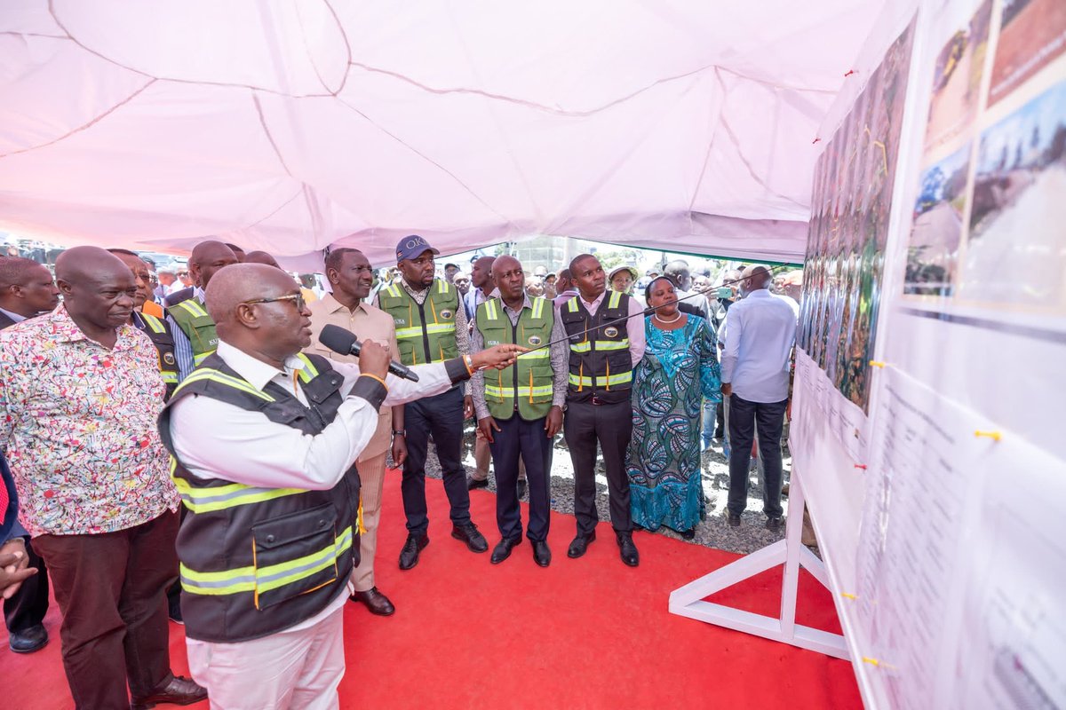 President Ruto today commissioned 9.4 km of Kericho township roads done by KURA. Speaking during the event the president promised additional 2 km which includes a bridge to connect the town to the opposite residential estate and expand the town further. He was accompanied by…