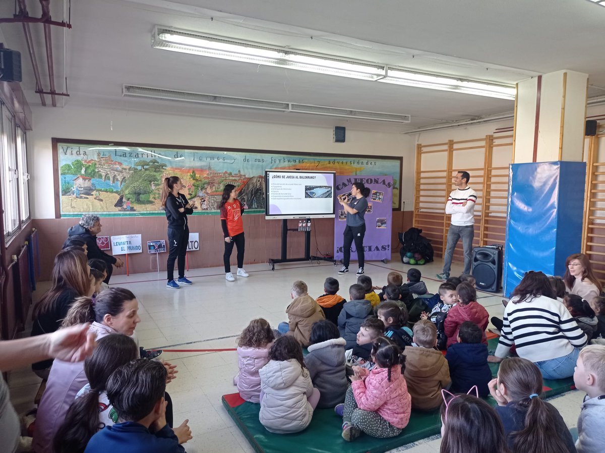 CeipLazarillo's tweet photo. En el @CeipLazarillo termina una semana apasionante.Hemos tenido una visita especial.Jugadoras y entrenadora del Club de Balonmano Ciudad de Salamanca nos han acercado a su deporte de manera práctica y destacando la importancia del trabajo en equipo.¡Seguiremos vuestros éxitos!🤾‍♀️ https://t.co/nUbqvlB0as