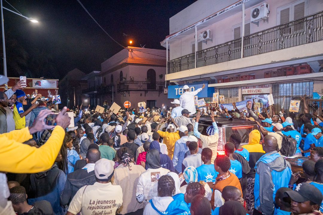 BBYSenegal's tweet photo. Saint-Louis a rassemblé une foule considérable en soutien à @amadou_ba_ . Cette mobilisation souligne l'engagement de la communauté envers le candidat de la majorité. 

La participation active des citoyens et le soutien manifesté pour le candidat Amadou Ba reflètent la force de la démocratie et l'esprit de responsabilité civique qui anime la population.

La ville historique de Saint-Louis a prouvé une fois de plus être un lieu de rassemblement crucial, illustrant l'importance de l'engagement politique dans le développement de notre société.

Cette dynamique autour d'@amadou_ba_  est une importante source de motivation dans le parcours démocratique, rappelant l'importance de la participation citoyenne aux décisions qui façonnent notre avenir.