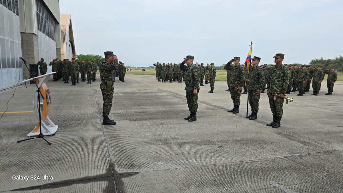 Ejercito_Davaa's tweet photo. #Ahora | En Tolemaida, se desarrolla la visita del sr. CR. Hugo León García Hincapié 2do Cdte de nuestra Aviación, a la Brigada de Aviación Ejército N.°32, para resaltar el trabajo que realiza el personal y difundir las políticas institucionales #PlanAyacucho, #DisciplinaMilitar. https://t.co/f5ZxnqMPrG