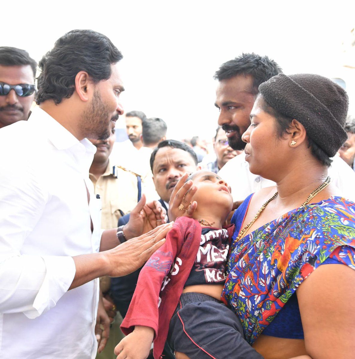 AndhraPradeshCM's tweet photo. బనగానపల్లె మండలం తిమ్మాపురానికి చెందిన అబ్దుల్ వజీద్‌ వైద్య నిమిత్తం లక్ష రూపాయిలను అధికారులు చెక్కు రూపంలో అందించారు. 
అవుకు మండలం వేములపాడు గ్రామవాసి, దివ్యాంగుడు అయిన రాహుల్‌ వైద్యం కోసం లక్ష రూపాయలను అందించారు. https://t.co/ZdyAAljsKk