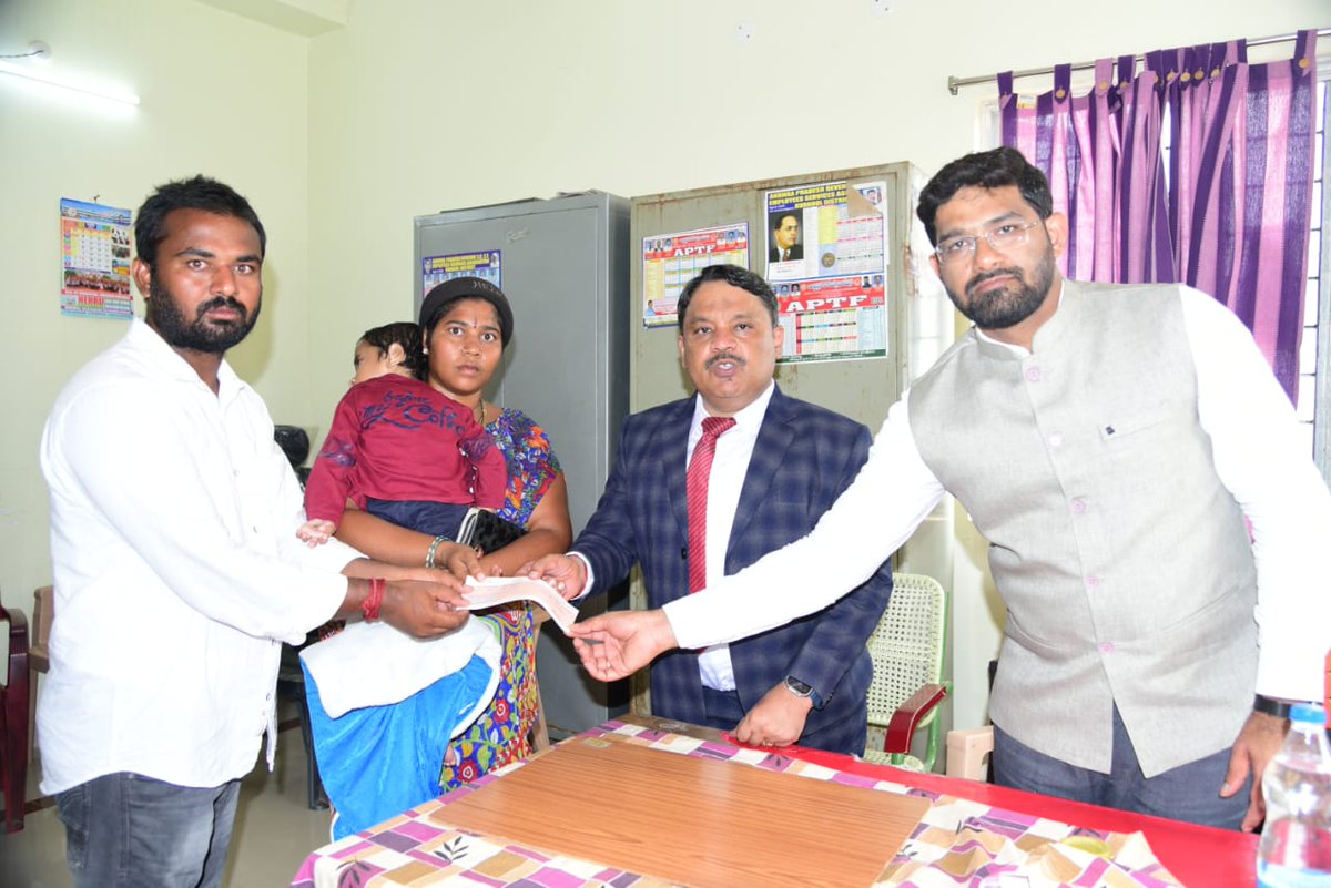 AndhraPradeshCM's tweet photo. బనగానపల్లె మండలం తిమ్మాపురానికి చెందిన అబ్దుల్ వజీద్‌ వైద్య నిమిత్తం లక్ష రూపాయిలను అధికారులు చెక్కు రూపంలో అందించారు. 
అవుకు మండలం వేములపాడు గ్రామవాసి, దివ్యాంగుడు అయిన రాహుల్‌ వైద్యం కోసం లక్ష రూపాయలను అందించారు. https://t.co/ZdyAAljsKk