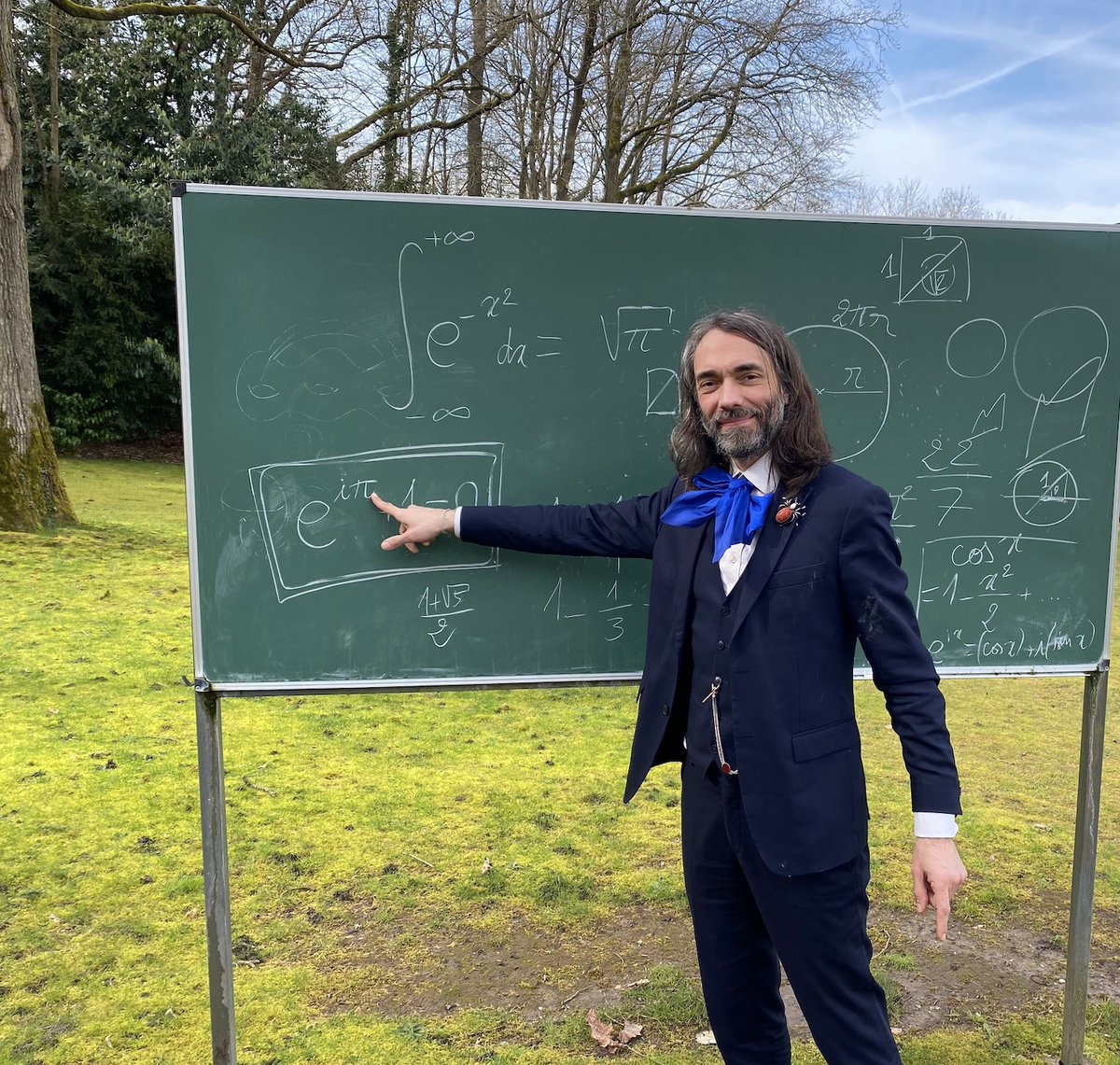 Happy Pi Day! On this international day of #mathematics, it is a pleasure to listen to @VillaniCedric, holder of the @Institut_IHES-Université de Lyon Chair in Analysis, explain through just a few equations and examples why Pi is such a fascinating number.
