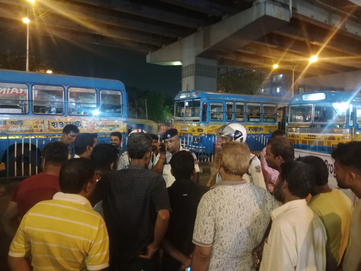 bidhannagarpc's tweet photo. 𝗥𝗼𝗮𝗱 𝗦𝗮𝗳𝗲𝘁𝘆 𝗔𝘄𝗮𝗿𝗲𝗻𝗲𝘀𝘀!
#SafeDriveSaveLives
Today as a part of "Safe Drive Save Life" campaign, an awareness programme was organised by Lake Town TG and Baguiati TG. Many Auto Rickshaw and E-Rickshaw pullers participated in the said programme. (1/2) https://t.co/1Y96Mmt0JK