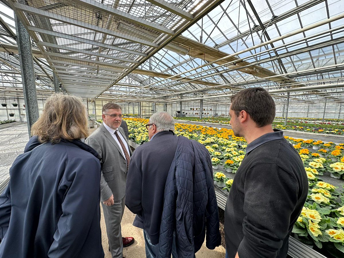 Prefet68's tweet image. #agriculture
📅Ce 14/03, Thierry Queffélec, @Prefet68 a visité Geny SCEA, entreprise horticole à #Cernay, accompagné d'acteurs du monde agricole et d'élus du territoire.
🌱Échanges sur les sujets d'actualité : l'installation des jeunes agriculteurs, la gestion des déchets, etc.